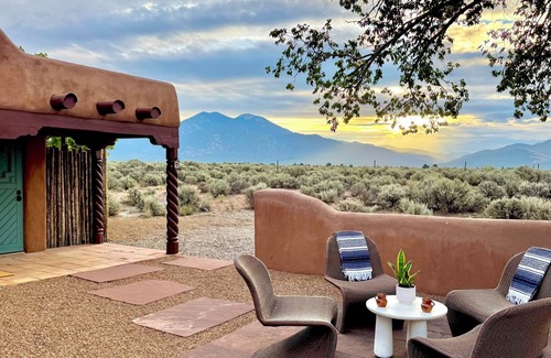 Taos House | NEW Southwest Style, Hot Tub, 10 min to Plaza, 20 min to Ski Valley