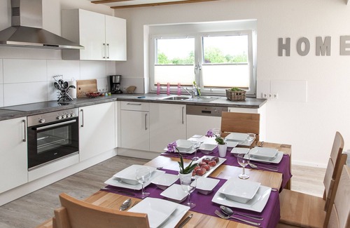 Schwanau House | New, spacious apartment close to Europa-Park Rust for 7 guests