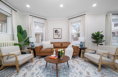 Codman Square House | New-Spacious duplex for Groups near Train Downtown parking