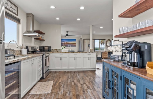 Valencia Park House | New Spacious Family Home 15 min to Downtown