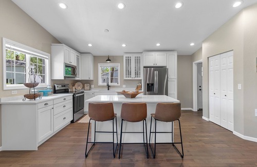 Lake Geneva House | NEW! Spacious Lake Geneva Home & Cottage, Only 5 Minutes to Downtown!