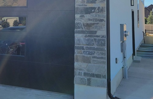 Mapleton Apartment | New, Spacious & Modern Apt close to Universities & Mountains