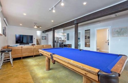 Victor House | New, Spacious & Modern w/Pool Table & Ping Pong