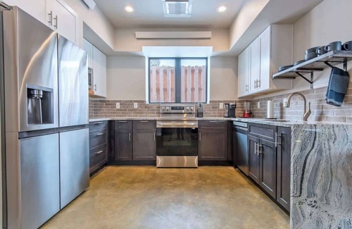Victor House | New, Spacious & Modern w/Pool Table & Ping Pong