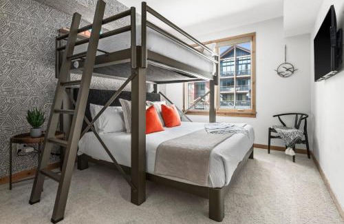 Canmore Apartment | NEW Spacious MTN View Condo, PRIME location with Hot Tub, Free National Park Pass, Huge Patio, BBQ, Sleeps 7