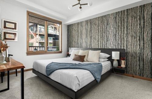 Canmore Apartment | NEW Spacious MTN View Condo, PRIME location with Hot Tub, Free National Park Pass, Huge Patio, BBQ, Sleeps 7
