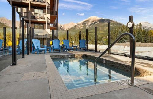 Canmore Apartment | NEW Spacious MTN View Condo, PRIME location with Hot Tub, Free National Park Pass, Huge Patio, BBQ, Sleeps 7