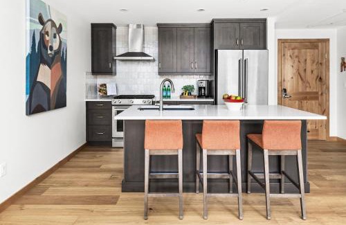 Canmore Apartment | NEW Spacious MTN View Condo, PRIME location with Hot Tub, Free National Park Pass, Huge Patio, BBQ, Sleeps 7