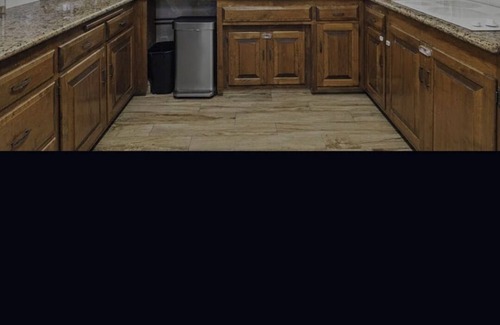 Greenacres House | New! Specious 3-bedroom house in lovely Bakersfield with AC and pool