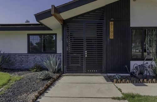 Greenacres House | New! Specious 3-bedroom house in lovely Bakersfield with AC and pool