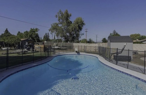 Greenacres House | New! Specious 3-bedroom house in lovely Bakersfield with AC and pool