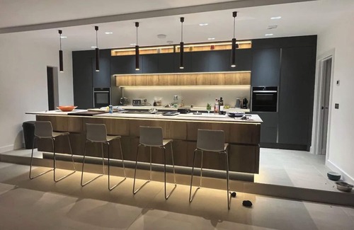 Newquay House | New Spectacular 7 bedroom house on south facing cliff overlooking beach and sea.