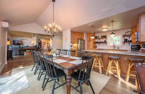Oakland House | New! Split Lakefront Home