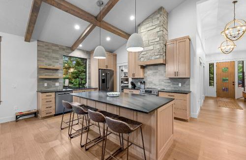 McCall House | New! Spring Mtn Paradise - Pet friendly, single level w/hot tub and clubhouse access