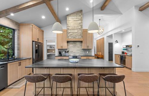 McCall House | New! Spring Mtn Paradise - Pet friendly, single level w/hot tub and clubhouse access
