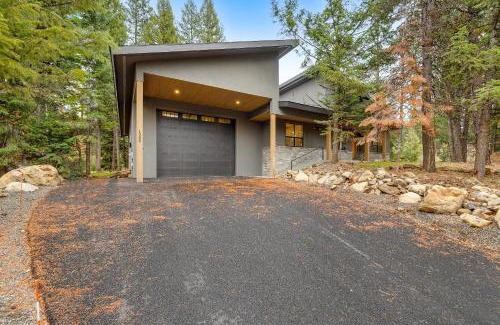 McCall House | New! Spring Mtn Paradise - Pet friendly, single level w/hot tub and clubhouse access