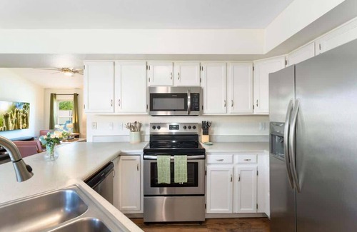 Glendale House | *NEW* Stadium Desert Oasis! Heated Pool Games Spa!