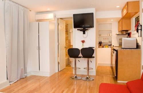 Mount Pleasant Apartment | New studio/carriage house w/parking