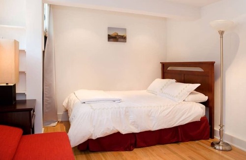 Mount Pleasant Apartment | New studio/carriage house w/parking