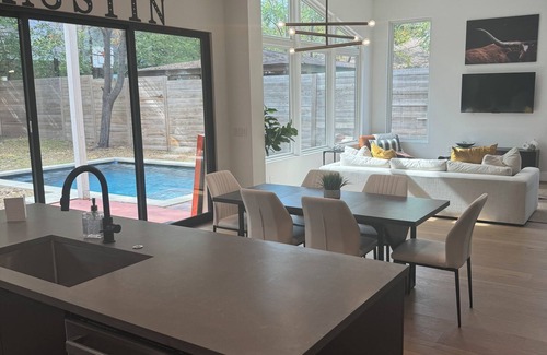 Govalle House | New Stunning 5BR House w/Pool & Concierge in Vibrant Neighborhood Downtown