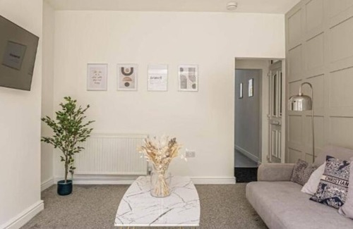 Lincoln House | New! Stunning and Inviting Home | Free Wi-Fi