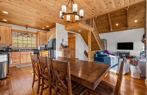 Ellicottville Ski Chalet | New & Stunning Chalet!⛷ A+ Reno, Hot-Tub, Barrel Sauna, Slope Views, Fire Pit🔥