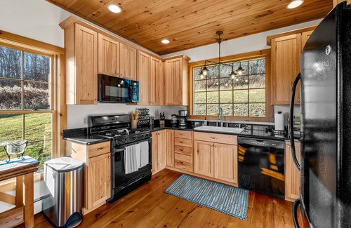 Ellicottville Ski Chalet | New & Stunning Chalet!⛷ A+ Reno, Hot-Tub, Barrel Sauna, Slope Views, Fire Pit🔥