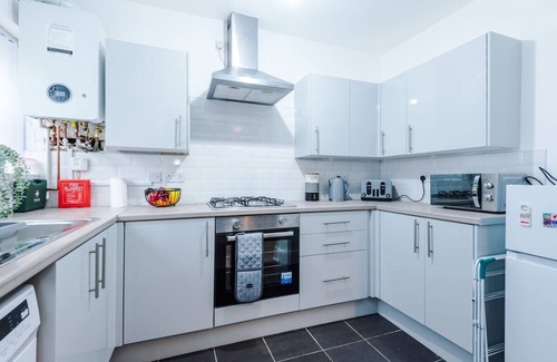 Anfield House | NEW! Stunning home, ideal for groups, w/parking!