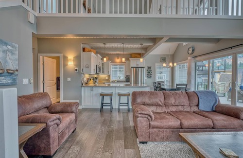 Central Okanagan Cottage | 🌟NEW- STUNNING LAKE VIEWS🌅 PETS🐶FAMILIES👨‍👩‍👧‍👦GOLF CART & FIRE TABLE🔥