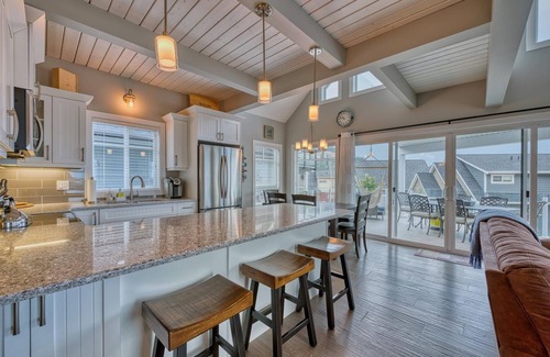 Central Okanagan Cottage | 🌟NEW- STUNNING LAKE VIEWS🌅 PETS🐶FAMILIES👨‍👩‍👧‍👦GOLF CART & FIRE TABLE🔥
