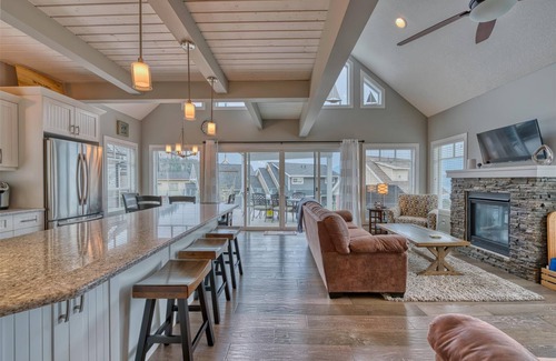 Central Okanagan Cottage | 🌟NEW- STUNNING LAKE VIEWS🌅 PETS🐶FAMILIES👨‍👩‍👧‍👦GOLF CART & FIRE TABLE🔥