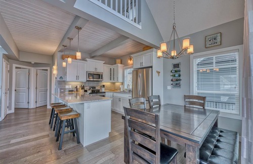Central Okanagan Cottage | 🌟NEW- STUNNING LAKE VIEWS🌅 PETS🐶FAMILIES👨‍👩‍👧‍👦GOLF CART & FIRE TABLE🔥