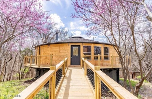 Kodak House | NEW! STUNNING LUXE Lakefront Treehouse! 3BR~4BA~MASSIVE Game Room & HT!