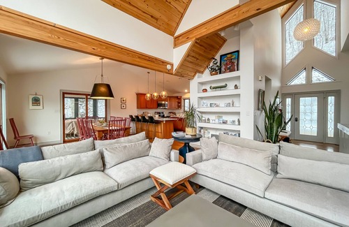 McHenry House | New: Stunning! Rnovated mountain lake house in central DCL!