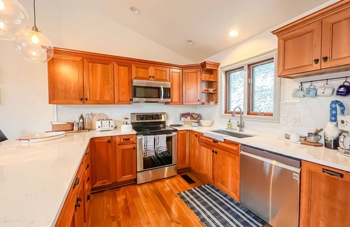 McHenry House | New: Stunning! Rnovated mountain lake house in central DCL!