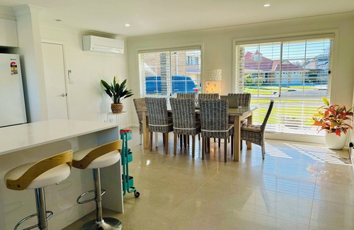 Sussex Inlet House | NEW: Stunning Waterfront home &Jetty; Self-Check-in; WIFI, A/Con, Wkly discounts