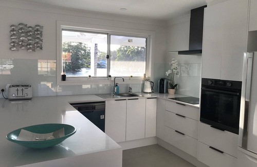 Sussex Inlet House | NEW: Stunning Waterfront home &Jetty; Self-Check-in; WIFI, A/Con, Wkly discounts