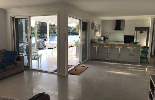 Sussex Inlet House | NEW: Stunning Waterfront home &Jetty; Self-Check-in; WIFI, A/Con, Wkly discounts