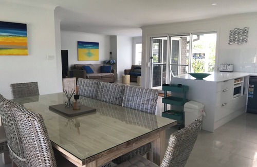 Sussex Inlet House | NEW: Stunning Waterfront home &Jetty; Self-Check-in; WIFI, A/Con, Wkly discounts