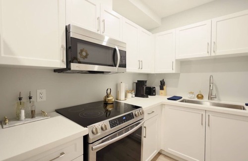 Niagara Falls Apartment | NEW & Stylish 1BR Unit w/Parking | 4 Mins to Falls