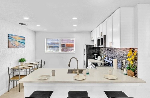 Hallandale Beach House | NEW Stylish 2 Bdrm Mins to Beach & Aventura Mall