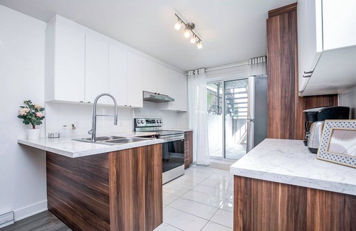 Lafleche House | New Stylish 3-beds free parking close to Dix 30&DT