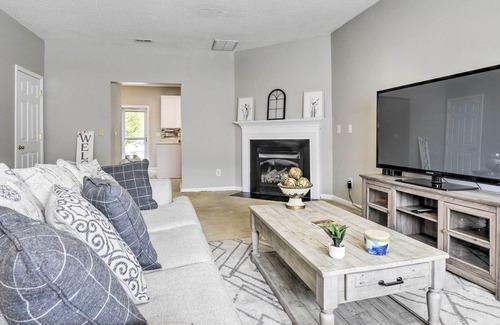 Apex House | NEW! Stylish Apex Townhome: Near Dining & Hiking