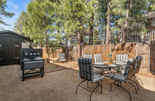 Woodlands Cabin | New!Stylish+HotTub+10Beds+EV+GameRm+FamilyFun+OutdoorDining+BBQ+FirePit