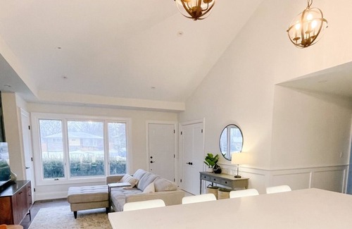 Hamilton House | New! Stylish & Updated 3bed unit on Hamilton's West Mountain!
