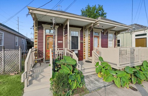 Leonidas Apartment | New Suite Oak St Retreat! Shops, Music & More!