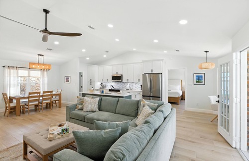Gulf Breeze House | NEW! Sunny 3BR w/Hot Tub & Game Room