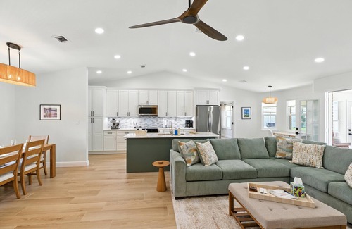 Gulf Breeze House | NEW! Sunny 3BR w/Hot Tub & Game Room
