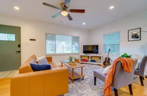 United Central Cottage | NEW! Sunshine Cottage in Downtown St. Pete