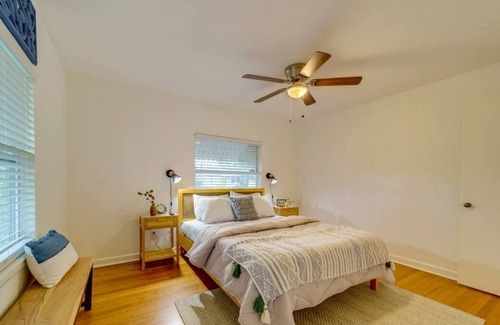 United Central Cottage | NEW! Sunshine Cottage in Downtown St. Pete